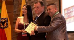 Julio García-Herreros recibiendo su galardón./ Foto: Cortesía / La Opinión 