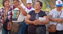 Familiares de desaparecidos que ayer acudieron a Juan frío/Foto Orlando Carvajal/La Opinión
