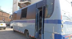 Los funcionarios han tenido que movilizarse en vehículos policiales