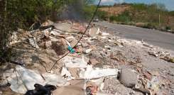 Carretera que conduce desde el anillo vial a la urbanización Cormoranes es una escombrera./Foto Orlando Carvajal/La Opinión