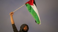 Personas en apoyo a palestina se manifiestan frente a la embajada de Israel por el conflicto que se presenta actualmente en ese país. (Colprensa - John Paz)