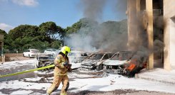 Bomberos apagan un incendio tras un ataque con cohetes desde Gaza contra Ashkelon, sur de Israel./ Foto AFP