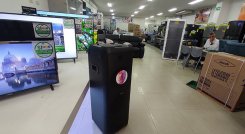 Para atrapar a los clientes, los comercios mantienen descuentos y ofertas, por ejemplo, rebajas de 10% en algunos electrodomésticos./Foto La Opinión