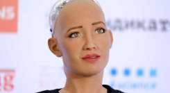La robot humanoide recoge y almacena información de las conversaciones que mantiene con las personas./ Foto: Cortesí