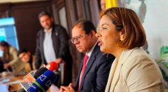 La ministra de Agricultura, Jhenifer Mojica, durante la presentación del proyecto de ley que pretende limitar el alza del impuesto predial en zonas rurales, junto al director del Instituto Geográfico Agustín Codazzi (IGAC), Gustavo Marulanda. / Foto: Cortesía