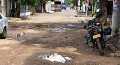 Los huecos aún adornan las avenidas en la calle quinta de Comuneros.