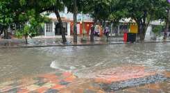 El agua se rebasa sobre la acera e inunda algunas viviendas.