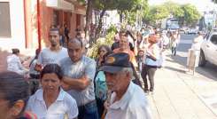 Largas colas para reclamar medicamentos produce el reclamo de los usuarios/Foto Orlando Carvajal/La Opinión