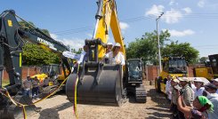 La ministra de Agricultura, Jhenifer Mojica, y el presidente de la ADR, Luis Higuera, recorrieron el molino de Asozulia./Fotos Juan Pablo Cohen-La Opinión