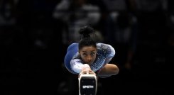 Bélgica-La estadounidense Simone Biles compite en la barra de equilibrio en la final por equipos femeninos durante el 52º Campeonato Mundial de Gimnasia Artística FIG.