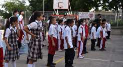Los estudiantes van a completar dos semanas sin clase, por lo que los padres de familia esperan que el próximo lunes sí se abran las puertas del plantel educativo. / Foto: Cortesía / La Opinión