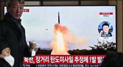 Corea del Sur-Un ciudadano observa la transmisión televisiva de una prueba de misil norcoreano, en una estación de tren en Seúl, el 18 de diciembre.
