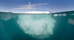 Dinamarca-El velero 'Kamak' de la expedición a Groenlandia navega entre icebergs el 15 de agosto. La expedición, dirigida por voluntarios, busca comprender los efectos del cambio climático.