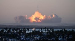 stados Unidos-El cohete Starship de SpaceX se lanza desde en Boca Chica, Texas, el 18 de noviembre. El cohete más grande jamás construido, con el que Elon Musk espera colonizar Marte.