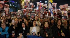 Familiares sostienen pancartas con retratos de rehenes israelíes retenidos en Gaza.