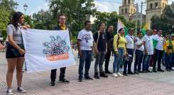 Los  líderes protestaron hasta el mediodía, esperando la llegada del alcalde Jorge Acevedo.