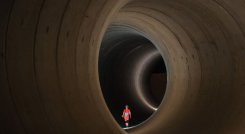 Reino Unido-Un ingeniero civil camina por la 'superalcantarilla' de Londres el 14 de junio