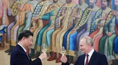 Rusia-El presidente ruso Vladimir Putin y su homólogo de China, Xi Jinping, brindan durante una recepción tras sus conversaciones en el Kremlin de Moscú el 21 de marzo.