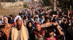 Territorios palestinos-Familias palestinas huyen de Gaza por una carretera el 10 de noviembre, en medio de la guerra entre Israel y Hamas. Miles de palestinos han estado huyendo de los intensos ataques de los militantes.
