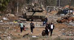  Name Territorios palestinos-Los palestinos huyen hacia el norte en las afueras del sur de la ciudad de Gaza, junto a tanques del ejército israelí el 24 de noviembre, tras un alto el fuego de cuatro días.