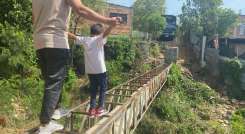 Algunos niños utilizan este 'puente' para ir a una escuela cercana.