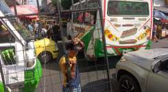 El mal parqueo y las ventas informales tienen atascada la movilidad en la avenida 7/Foto Orlando Carvajal/La Opinión