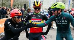 Egan Bernal (izquierda) se mantiene entre los diez primeros de la Paris-Niza.