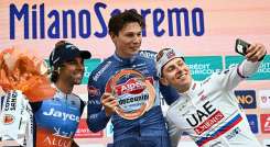 El belga Jasper Philipsen (centro) festeja alborosamente el triunfo en la Milán-San Remo.