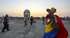 Cartagena es la ciudad más turística de Colombia, en ella se ven sus murallas,  plazas, y edificios coloniales coloridos.