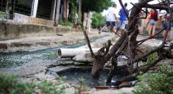 La comunidad improvisó un canal de aguas negras que atraviesa el barrio./ Foto: Carlos Ramirez.,
