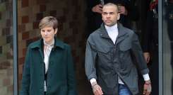 Dani Alves sale de la cárcel acompañado de su abogada la española Inés Guardiola.