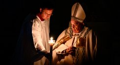 El papa preside la vigilia de Pascua tras las preocupaciones por su salud