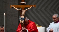 El papa también llamó a reconocer "la grandeza de las mujeres, que aún hoy son descartadas sufriendo ultrajes y violencia". / Foto: AFP