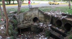 El canal se encuentra a un costado de la glorieta./ Foto: Carlos Ramírez.