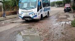 El pésimo estado de la malla vial afecta a la comunidad y al transporte público. /Foto: Carlos Ramirez. 