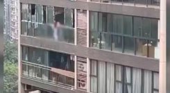 Mujer lanza a su hijo
