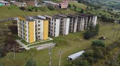 En el proyecto Villa Lina de Chitagá impera el olvido. Levantaron cuatro torres, pero ninguna fue terminada./ Foto Carlos Eduardo Ramírez-La Opinión
