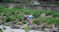 Vecinos y transeúntes observan con preocupación el aumento del número de ‘cambuches’ a los costados del Río Pamplonita.