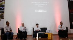José Miguel González (CENS-EPM), Homero Gómez (Carbomax) y Mateo Montebello (Camacol) durante el panel ‘Perspectivas económicas y oportunidades de Cúcuta’, moderado por el rector de la Unipamplona, Ivaldo Torres./ Foto Juan Pablo Cohen-La Opinión