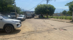 Las vías están completamente destruidas, los conductores esquivando los huecos y lagunas del lugar