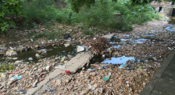 El canal de aguas se ha convertido en un foco de contaminación./ Foto: Lisbeth Vargas/La Opinión