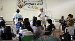 La mayoría de sesiones se hacen en los salones comunales de los barrios./ Foto: Carlos Ramírez.