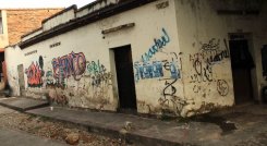 La casa está llena de grafitis y se encuentra en deterioro./ Foto: Carlos Ramírez. 