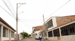 Las luminarias que están en el barrio no funcionan. / Foto: Carlos Ramírez.
