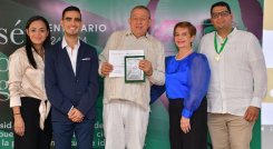 Ciro Alfonso Pérez (centro) recibió el reconocimiento al Profesor Bolivariano Emérito. / Foto: Cortesía / La Opinión