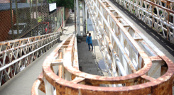 El puente peatonal de Sevilla se encuentra completamente oxidado/Foto: La Opinión