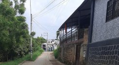 El muro de contención está empezando a ceder hacia el caño.