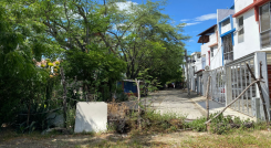 Los vecinos han construido cercas a mitad de los tramos viales para impedir el paso de automotores. 