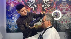 Alexander le explica a cada cliente el procedimiento a seguir con su cabello. / Foto: Valentina Robles / La Opinión