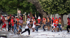 El escenario presentado después del encuentro deportivo dejó atemorizados a los residentes de Lleras y barrios aledaños al estadio. / Foto Carlos Ramirez/La Opinión